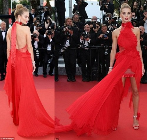 Xuất hiện mẫu nữ mặc bạo nhất thảm đỏ Cannes