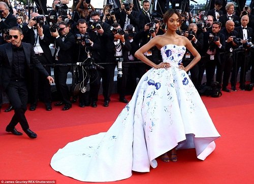 Xuất hiện mẫu nữ mặc bạo nhất thảm đỏ Cannes