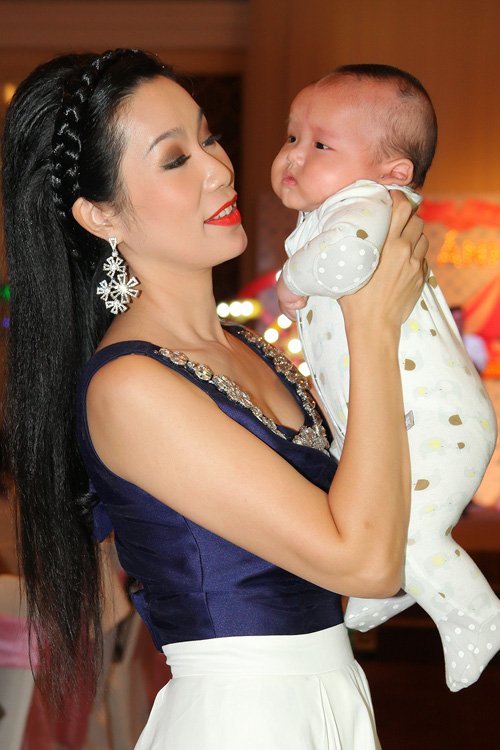 Con trai 4 tháng tuổi của Phi Thanh Vân gây chú ý