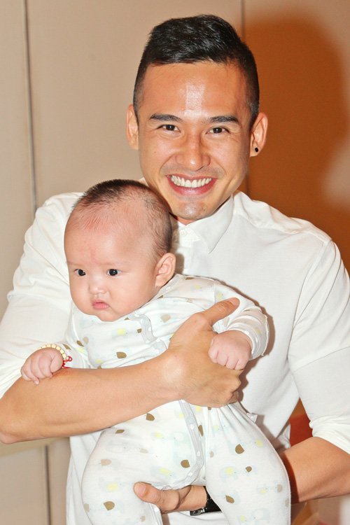 Con trai 4 tháng tuổi của Phi Thanh Vân gây chú ý