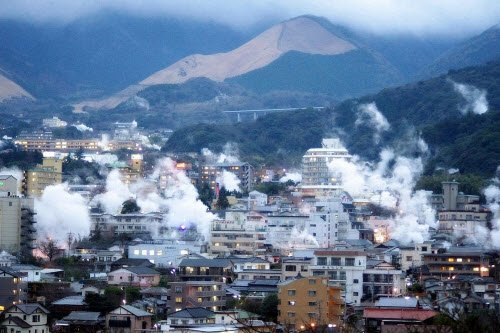 Khám phá thành phố toàn "địa ngục" nước nóng ở Nhật