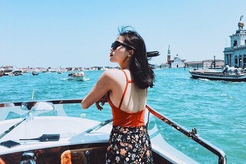 Hoa hậu Kỳ Duyên diện đồ sành điệu đi du lịch