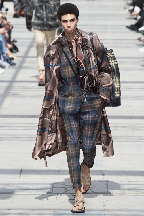 Louis Vuitton: Khi trai đẹp mặc áo xuyên thấu