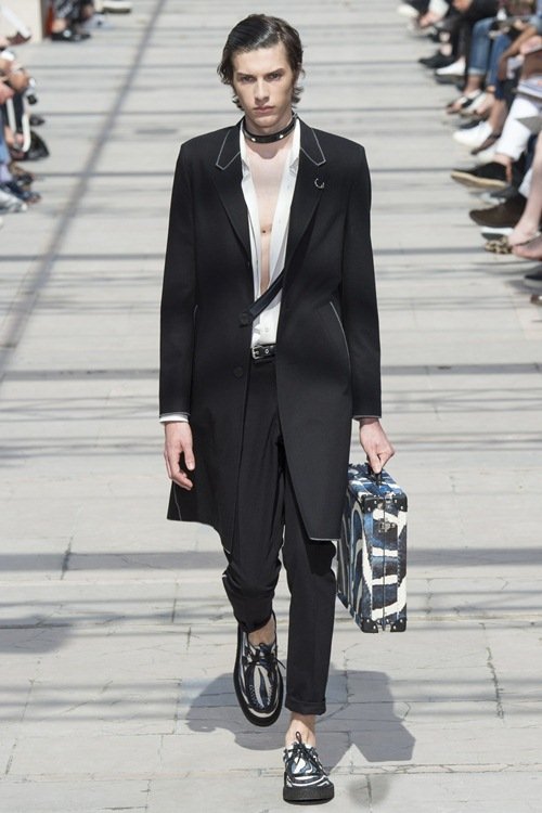 Louis Vuitton: Khi trai đẹp mặc áo xuyên thấu