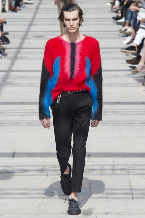 Louis Vuitton: Khi trai đẹp mặc áo xuyên thấu
