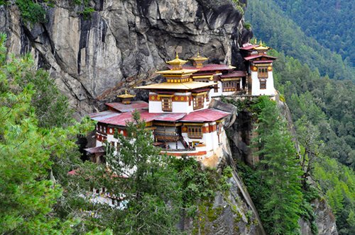 Bhutan bên dãy Himalaya hùng vĩ