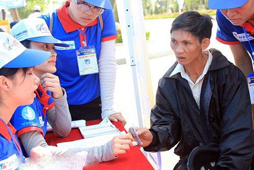 Thanh niên tình nguyện “đội nắng” tìm nhà trọ, hỗ trợ sĩ tử