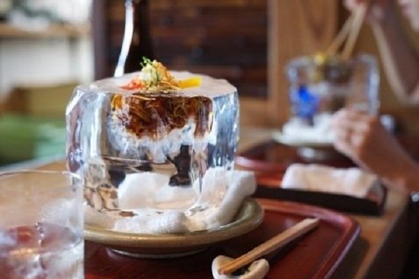 Món mì nóng đựng trong đá lạnh "siêu độc" của Nhật Bản