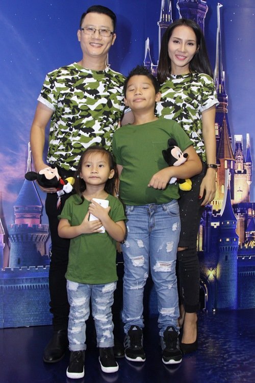 Hoàng Bách khoe vợ đẹp, con xinh