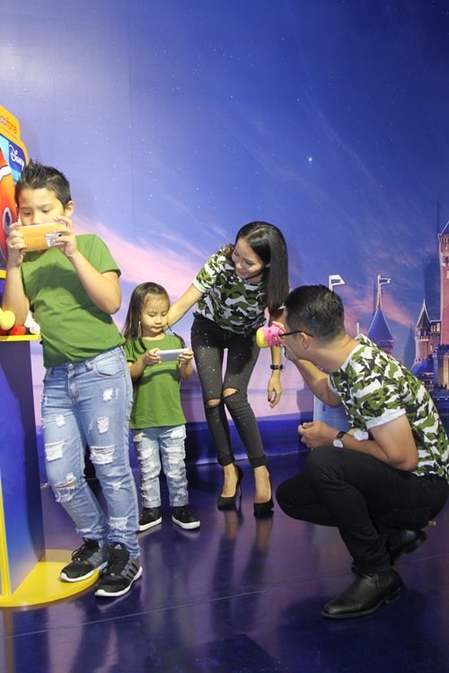 Hoàng Bách khoe vợ đẹp, con xinh