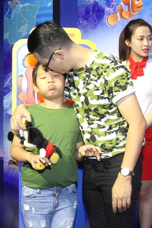 Hoàng Bách khoe vợ đẹp, con xinh