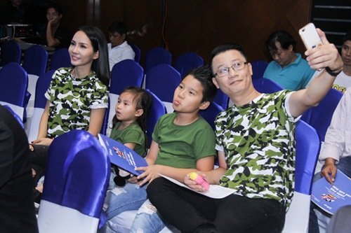 Hoàng Bách khoe vợ đẹp, con xinh