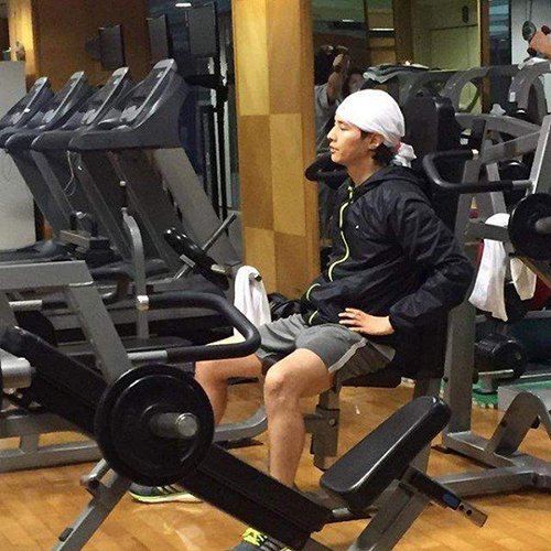 Ảnh Won Bin trong phòng tập gym khiến fan tò mò
