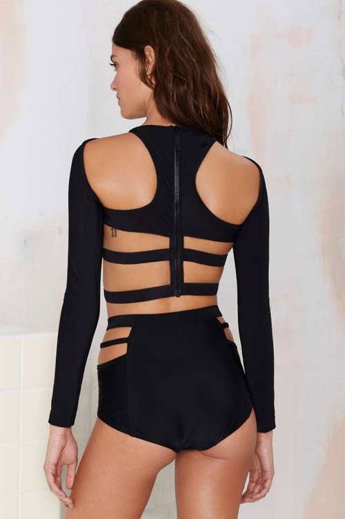 Nổi bật nhất bãi biển mùa hè với áo tắm khoét lỗ