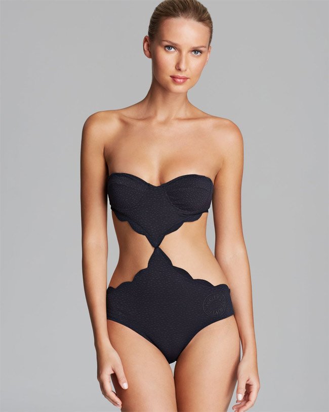 Nổi bật nhất bãi biển mùa hè với áo tắm khoét lỗ