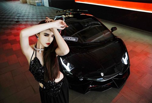 "Thẫn thờ" trước vẻ đẹp sexy bên siêu xe Lamborghini