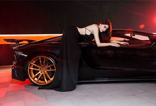 "Thẫn thờ" trước vẻ đẹp sexy bên siêu xe Lamborghini