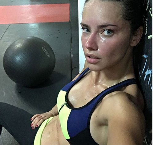 "Sinh tố nhan sắc" của thiên thần nội y sexy nhất Brazil