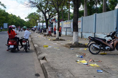 Chưa thi, tờ rơi mời nhập học đã xả trắng trường