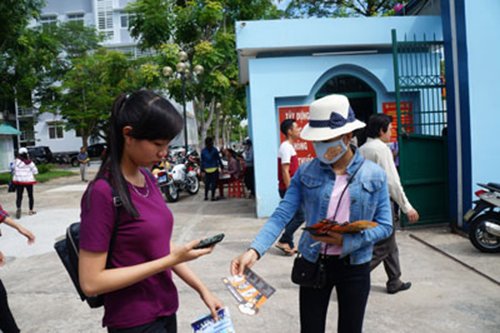 Chưa thi, tờ rơi mời nhập học đã xả trắng trường