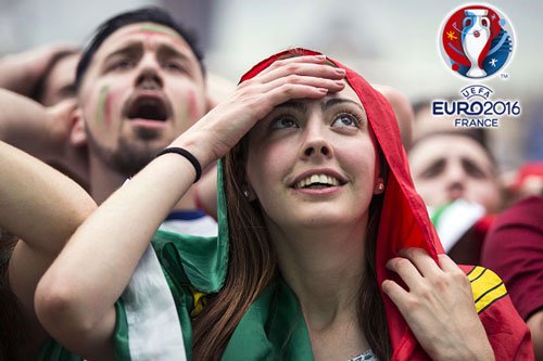 CĐV Bồ Đào Nha “thiêu đốt” khán đài EURO