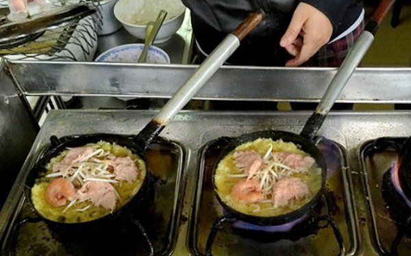 Ăn bánh khoái Thượng Tứ xứ Huế