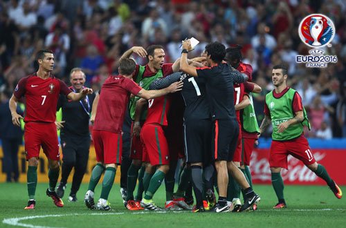 Bồ Đào Nha ăn mừng “như điên” sau chiến thắng nghẹt thở