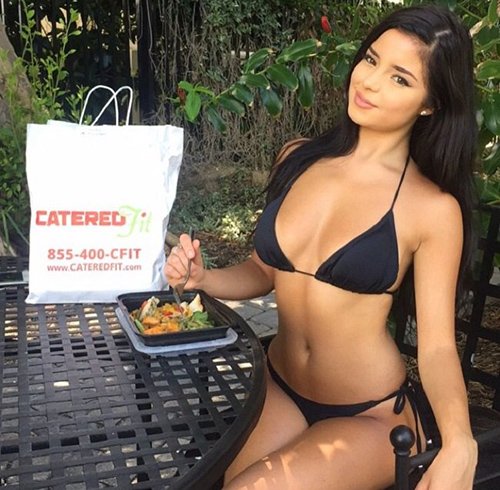 Vẻ đẹp siêu sexy của bạn gái "rapper răng hô" gốc Việt