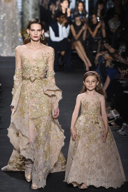 Elie Saab trình làng các mẫu váy lộng lẫy cho mẹ và bé