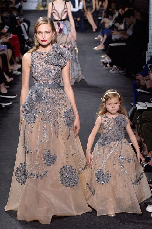 Elie Saab trình làng các mẫu váy lộng lẫy cho mẹ và bé