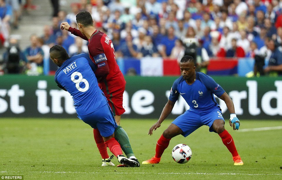 Cận cảnh tình huống Payet “triệt hạ” đối với Ronaldo