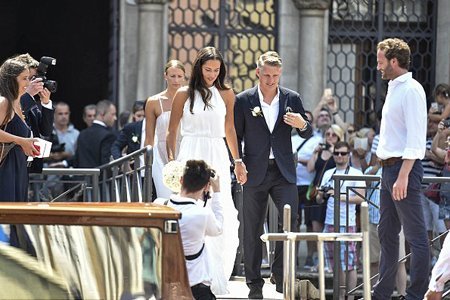 Gạt nỗi buồn EURO, thủ quân ĐT Đức cưới “Hoa hậu quần vợt”