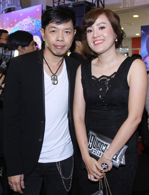 Bạn gái khoe eo thon đến ủng hộ Johnny Trí Nguyễn