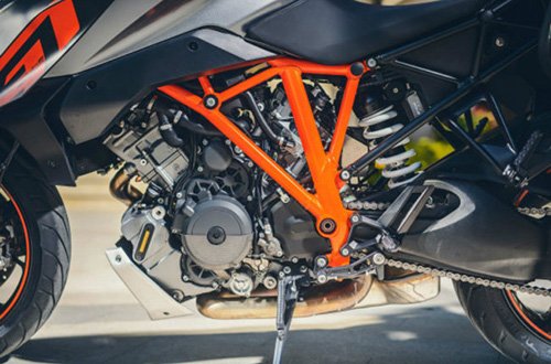 2017 KTM 1290 Super Duke GT: Chiến mã đường trường dẻo dai