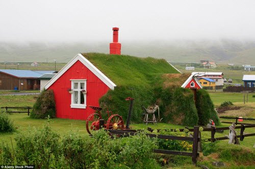 Những ngôi nhà mái cỏ đẹp như tranh vẽ ở Iceland