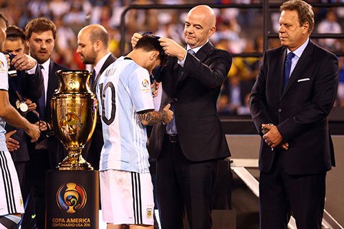 Messi bị tiền bối đồng hương “dìm hàng”