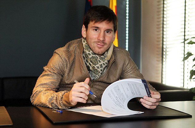 Messi gia hạn đến năm 2021 với Barcelona