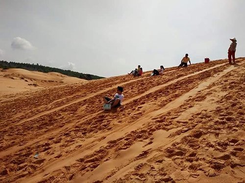 Giới trẻ phát sốt với trải nghiệm trượt cát ở Mũi Né