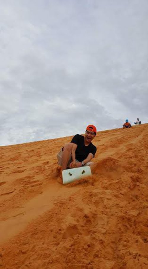 Giới trẻ phát sốt với trải nghiệm trượt cát ở Mũi Né
