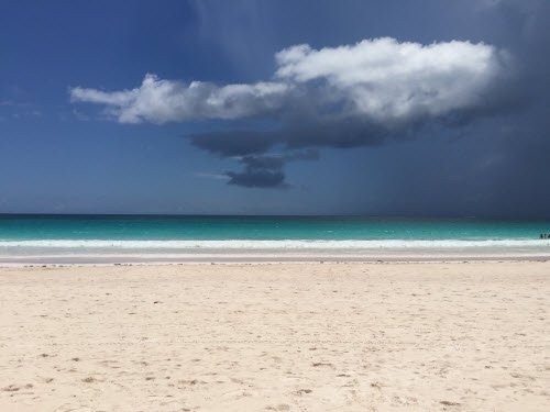 Sự thật về bãi biển cát hồng đẹp như mơ ở Bahamas
