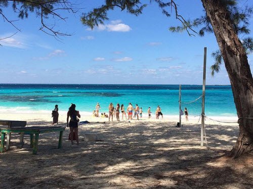 Sự thật về bãi biển cát hồng đẹp như mơ ở Bahamas