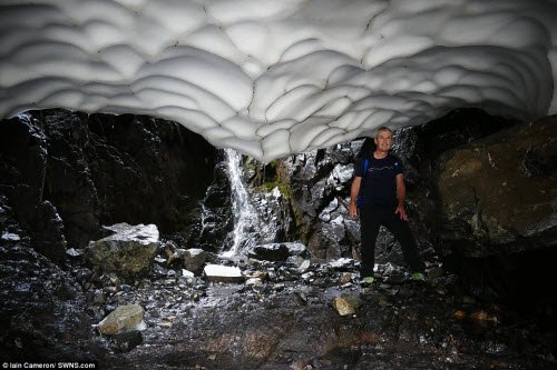 Khám phá đường hầm tuyết trên núi cao nhất Scotland