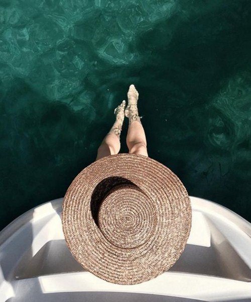 Mặc đẹp đi du lịch, không thế thiếu một chiếc mũ!