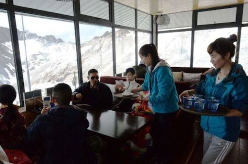 Ghé thăm quán cà phê cô đơn nhất thế giới trên đỉnh núi tuyết ở TQ