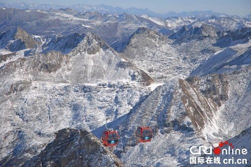 Ghé thăm quán cà phê cô đơn nhất thế giới trên đỉnh núi tuyết ở TQ