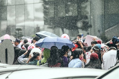Fan Việt đội mưa đón cô gái xinh đẹp nhất nhóm 2NE1