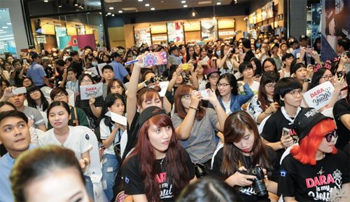 Hàng ngàn fan Việt phát cuồng vì cô nàng đẹp nhất 2NE1