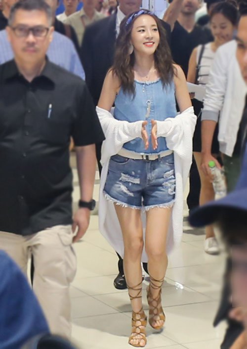 Hàng ngàn fan Việt phát cuồng vì cô nàng đẹp nhất 2NE1