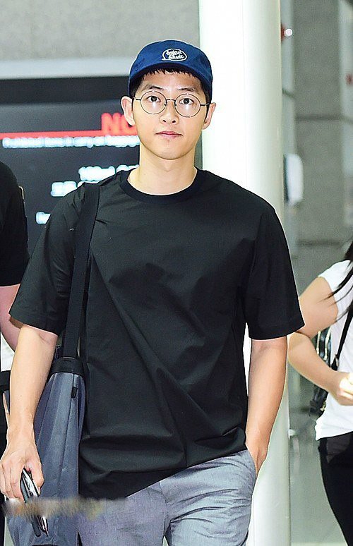 Song Joong Ki lộ chiều cao khiêm tốn ở sân bay