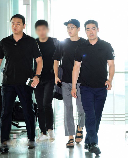 Song Joong Ki lộ chiều cao khiêm tốn ở sân bay